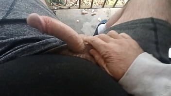 Jouer L'auto ballbusting a rendu ma bite si dure et le liquide pré-éjaculatoire