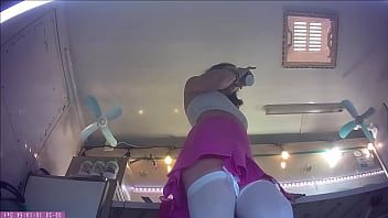 play 年轻漂亮的黑发女孩正在为她第一次在工作中穿裙子做准备