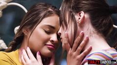 Reproduzir Lésbicas adolescentes latinas gizelle blanco e freya parker em ação de lamber de buceta quente