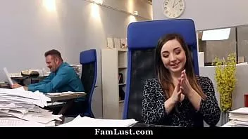 Redare Fiica vitregă cu jumătate de normă devine curvă cu normă întreagă cu tata