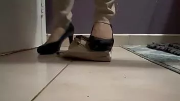 play Eine größere und längere Kiste mit schwarzen Leder-High-Heels zertrümmern