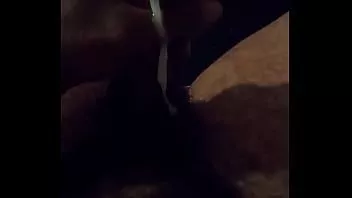 चलाएँ कामुक आदमी मारिजुआना धूम्रपान और पिज्जा (वयस्क फिल्म) खाने के बाद सेक्स दृश्यों को रोकने के लिए अपने डिक की पिटाई करता है