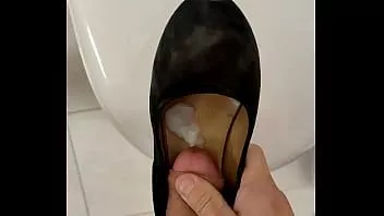 Abspielen Ich komme in den High-Heels-Schuhen meiner Frau, während sie weg ist