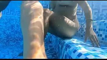 play Di kolam renang dan di dalam vaginaku – creampie yang lezat