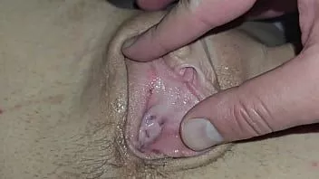 play لقد نامت، لكنني لم أستطع مقاومة بوسها اللذيذ الجميل
