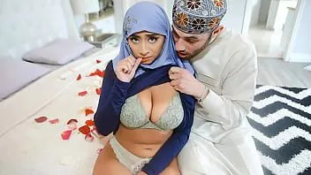 Odtwórz Arabski mąż próbuje zapłodnić swoją żonę w hidżabie - hijablust