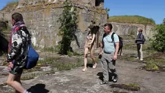 Abspielen Nacktfotoshooting im Freien auf der verlassenen Militärbasis der Insel Totleben mit Mad Maura