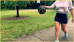 Oynat Sutyensiz MILF Açık Havada Basketbol Oynarken Tıraşlı Amını Gösteriyor