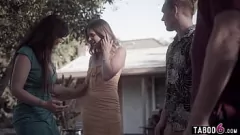 play La madrastra Syren De Mer se une a su hijastro y su novia Nikki Sweet para un trío tabú