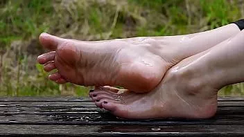 Oynat Mükemmel kızlar ayaklar yağlı tabanlar sensually hareketli