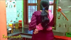 Riproduci Desi Bhabhi catturato! Sesso bollente in cucina con una cameriera indiana dalle grandi tette