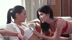 Putar Lesbian sensual dalam pakaian dalam | Menjilati dan meraba vagina intim