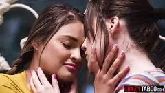 play लैटिना टीन लेस्बियन गिज़ेल ब्लैंको और फ्रेया पार्कर हॉट बिल्ली चाट एक्शन में