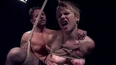 再生 ラフアナルプレイと激しいむち打ち：Chicky ClarissaとDavid Perryの激しいBDSMの出会い、パート3
